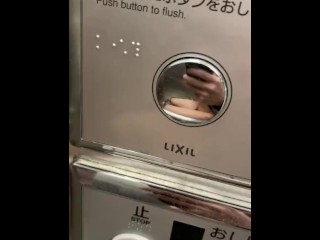 公众トイレであそこを弄る高校生